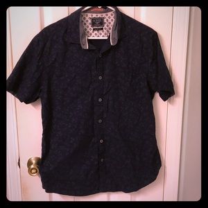 On the Road men’s short-sleeve button down